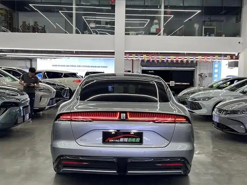 Looking up at the U7 2025 EV five-seater luxury edition — миниатюра 5