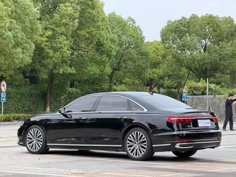 2023 Audi A8 A8L 50 TFSI quattro Premium — миниатюра 4