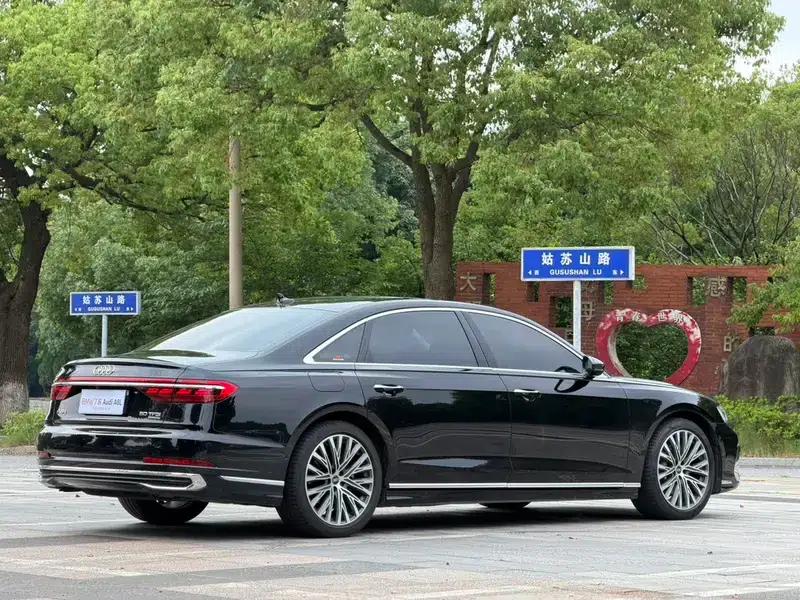 2023 Audi A8 A8L 50 TFSI quattro Premium — миниатюра 6