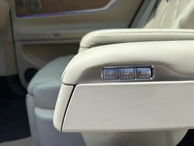 Wenjie M9 2024 Ultra Range Extended 6-Seater — миниатюра 18
