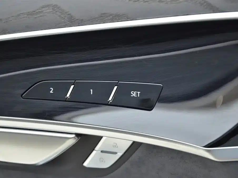 2025 Audi A8 A8L 50 TFSI quattro Premium Edition — миниатюра 12