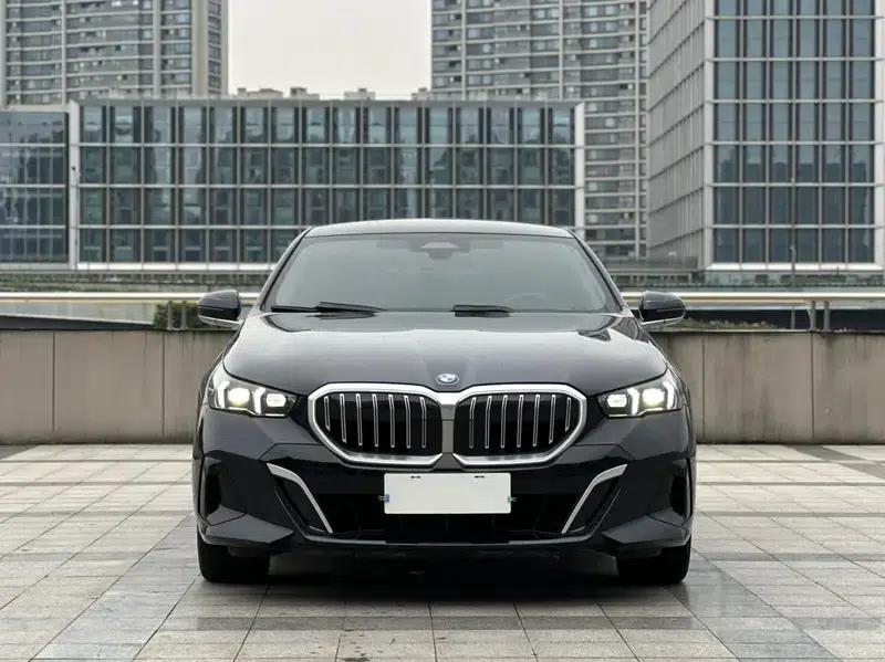 2024 BMW 5 Series 525Li M Sport Package — миниатюра 2