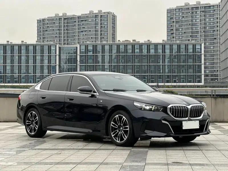2024 BMW 5 Series 525Li M Sport Package — миниатюра 3
