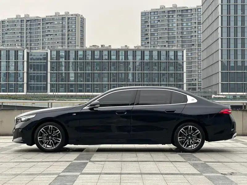 2024 BMW 5 Series 525Li M Sport Package — миниатюра 4