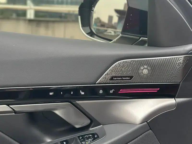 2024 BMW 5 Series 525Li M Sport Package — миниатюра 10