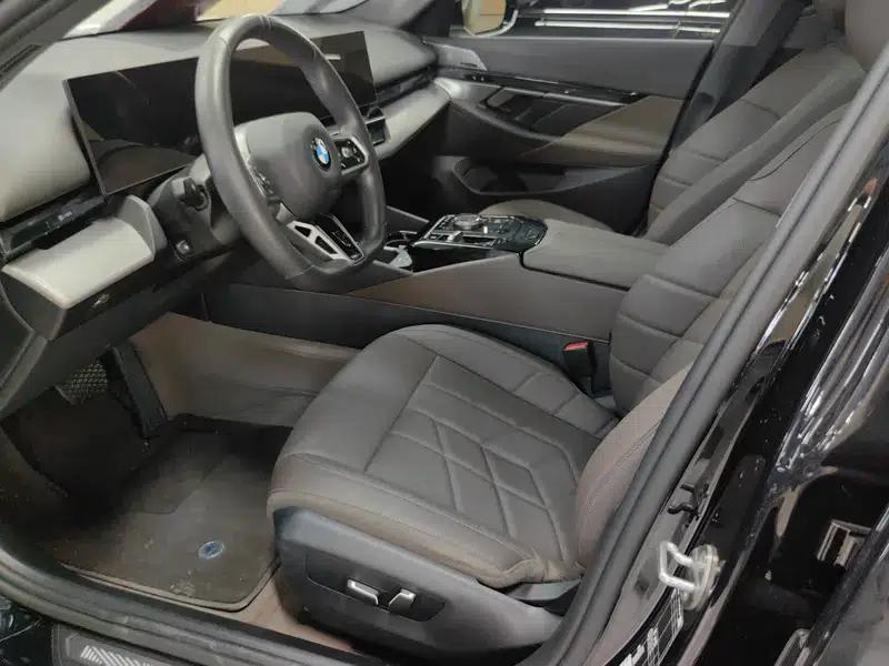 2024 BMW 5 Series 530Li Leading Edition M Sport Package — миниатюра 12