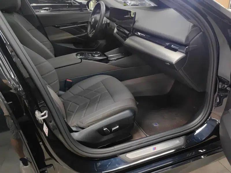 2024 BMW 5 Series 530Li Leading Edition M Sport Package — миниатюра 7