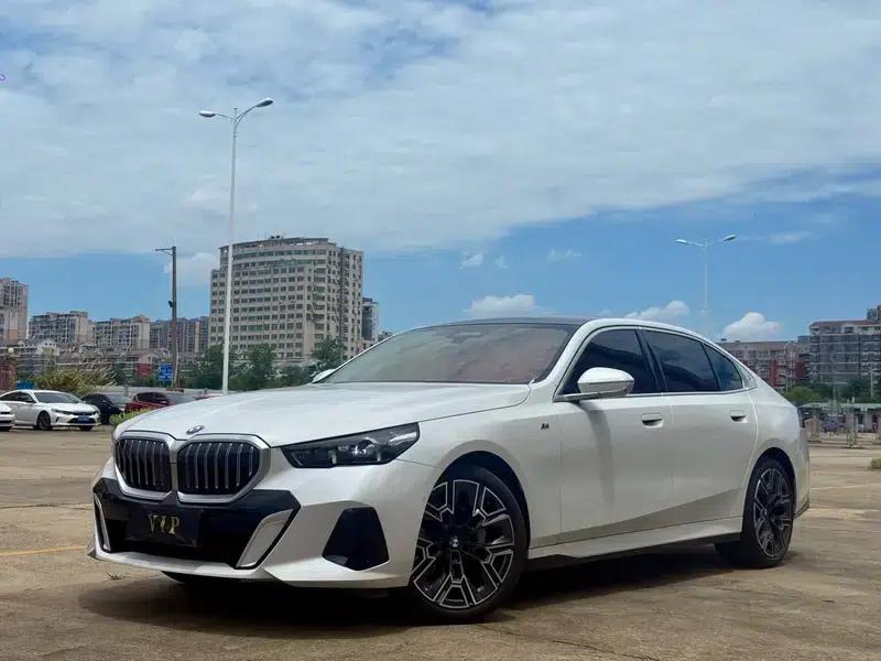 2025 BMW 5 Series 530Li Luxury M Sport Package — миниатюра 1