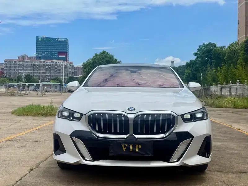2025 BMW 5 Series 530Li Luxury M Sport Package — миниатюра 2