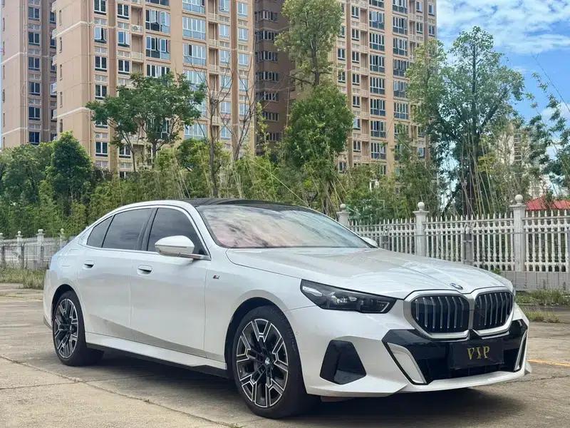 2025 BMW 5 Series 530Li Luxury M Sport Package — миниатюра 3