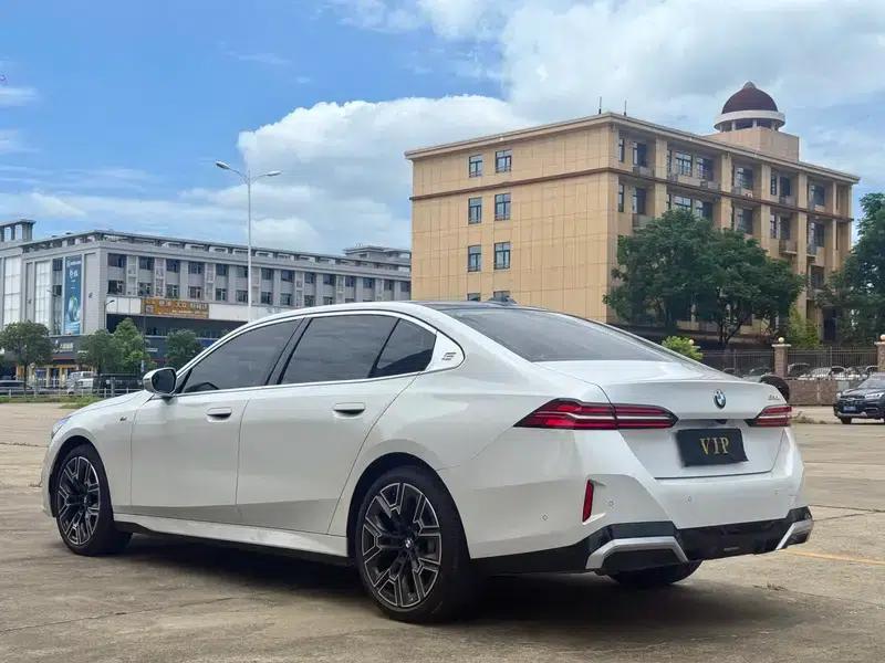 2025 BMW 5 Series 530Li Luxury M Sport Package — миниатюра 4