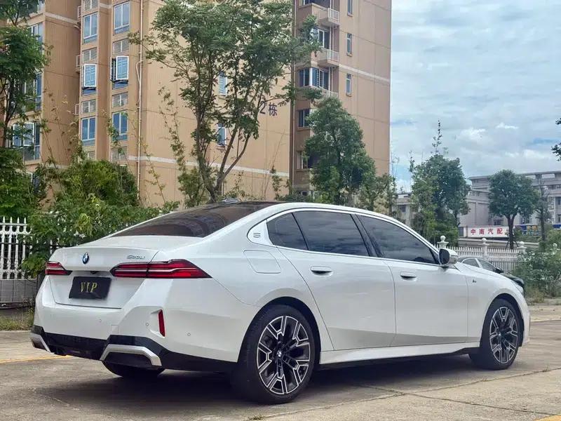 2025 BMW 5 Series 530Li Luxury M Sport Package — миниатюра 6