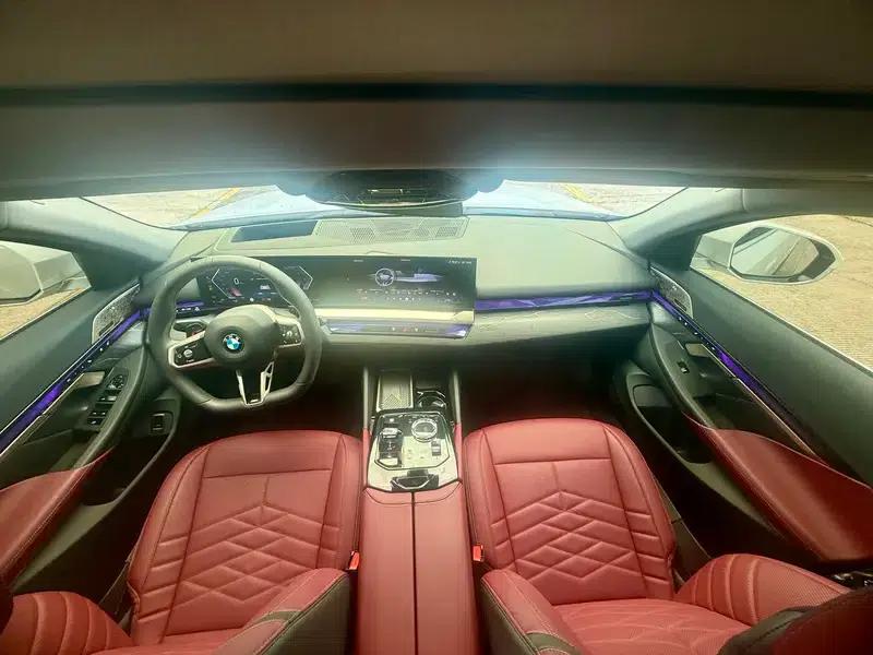 2025 BMW 5 Series 530Li Luxury M Sport Package — миниатюра 7