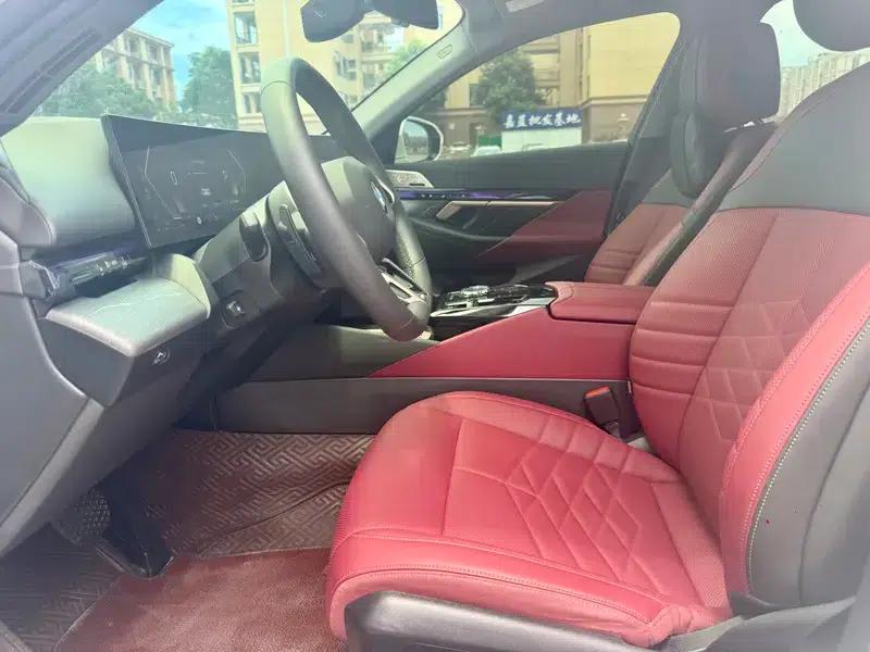 2025 BMW 5 Series 530Li Luxury M Sport Package — миниатюра 8