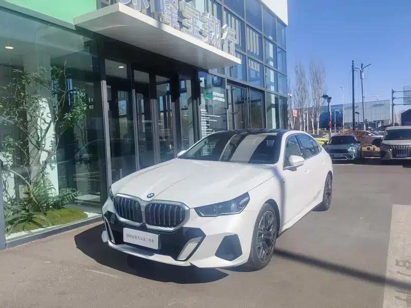 2025 BMW 5 Series Facelift 530Li Luxury M Sport Package — миниатюра 1