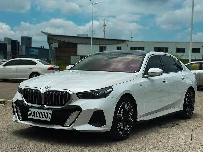 2025 BMW 5 Series Facelift 530Li Luxury M Sport Package — миниатюра 1
