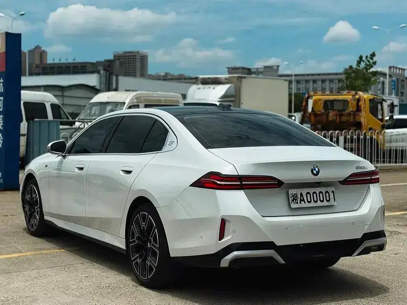 2025 BMW 5 Series Facelift 530Li Luxury M Sport Package — миниатюра 4