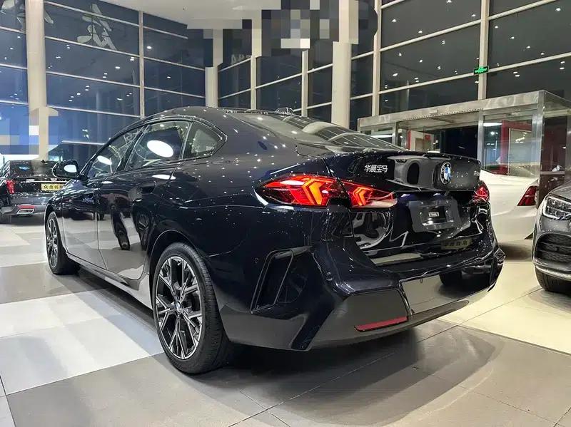 2025 BMW 2 Series 225L M Sport Package — миниатюра 4