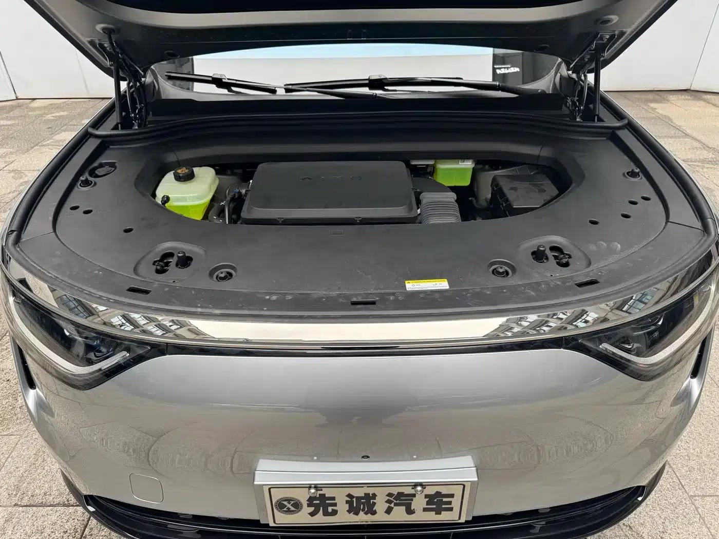 Wenjie M8 2025 Extended Range Ultra Edition 53.4kWh 5-Seat Version (192-line LiDAR) — миниатюра 15