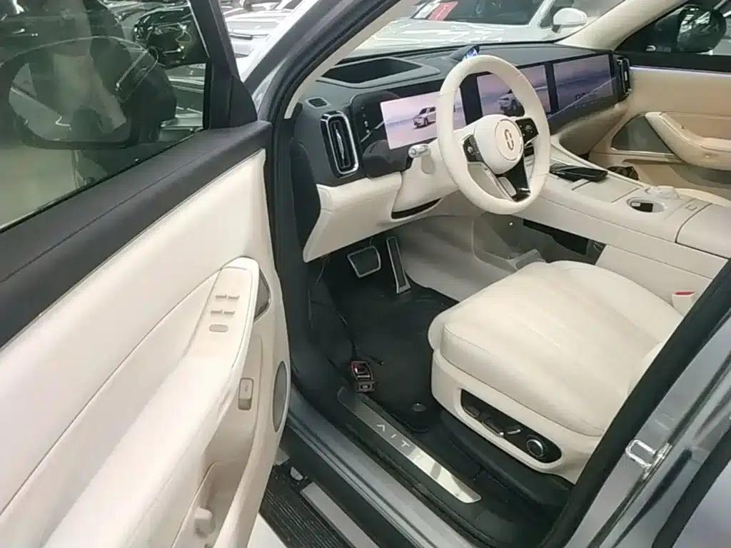 Wenjie M8 2025 Range Extended Ultra Edition 53.4kWh 6-Seat Version (192-line LiDAR) — миниатюра 16