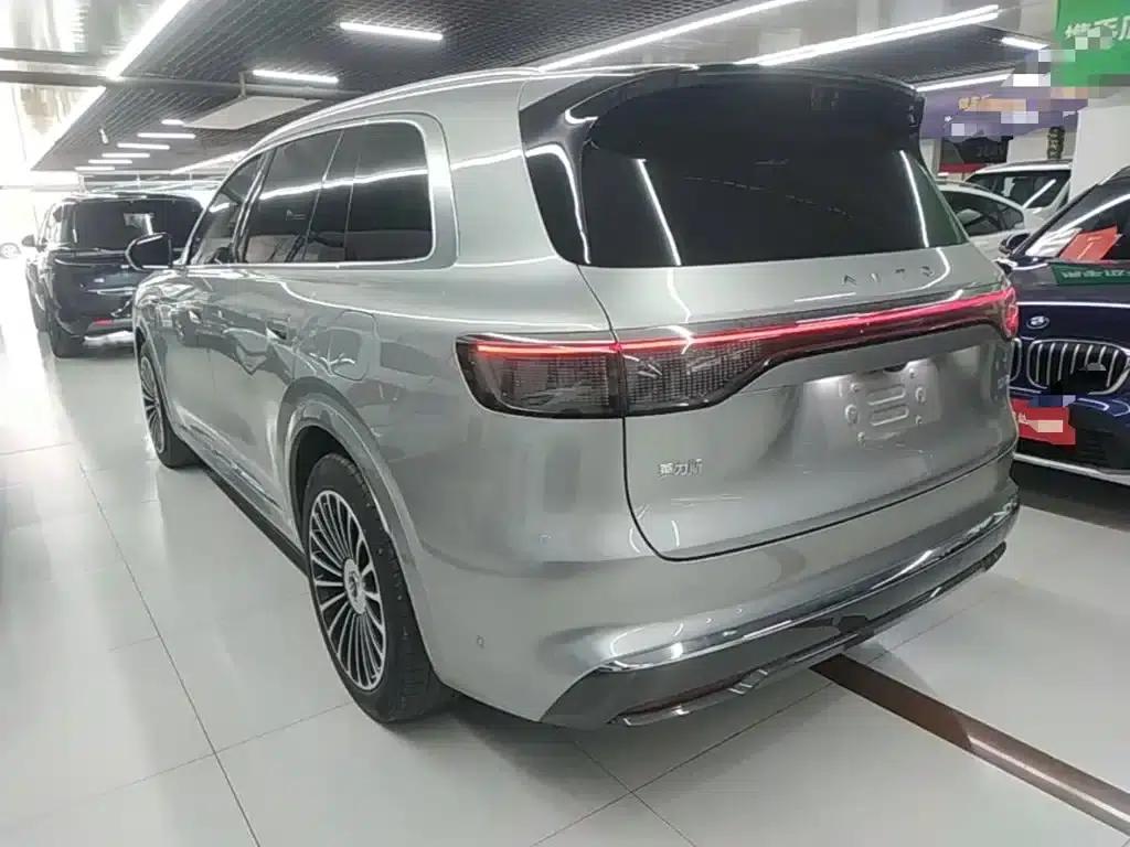 Wenjie M8 2025 Range Extended Ultra Edition 53.4kWh 6-Seat Version (192-line LiDAR) — миниатюра 5