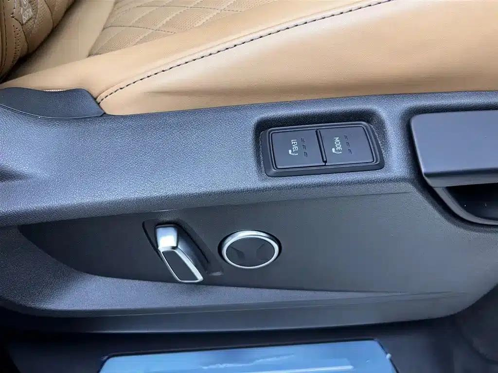 Audi Q6 2024 45 TFSI quattro Qiyun Edition Yulin Package 6-seater — миниатюра 27