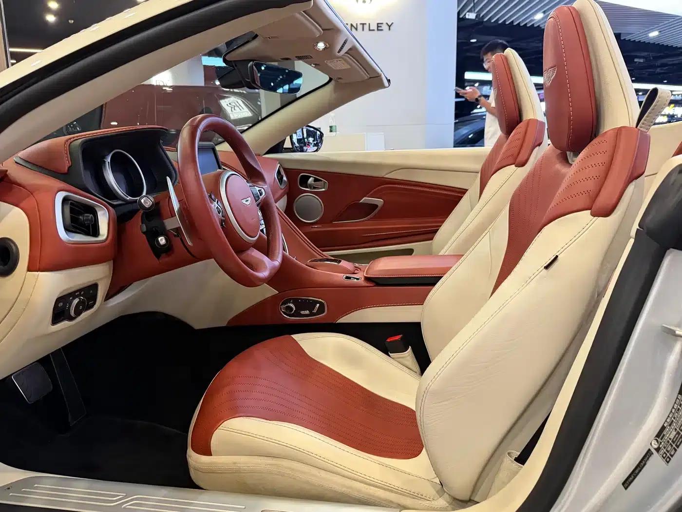 Aston Martin DB11 2019 4.0T V8 Volante — миниатюра 16