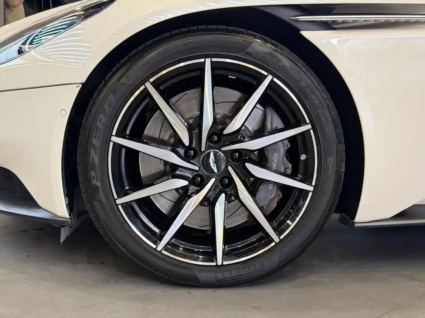 Aston Martin DB11 2019 4.0T V8 Volante — миниатюра 6