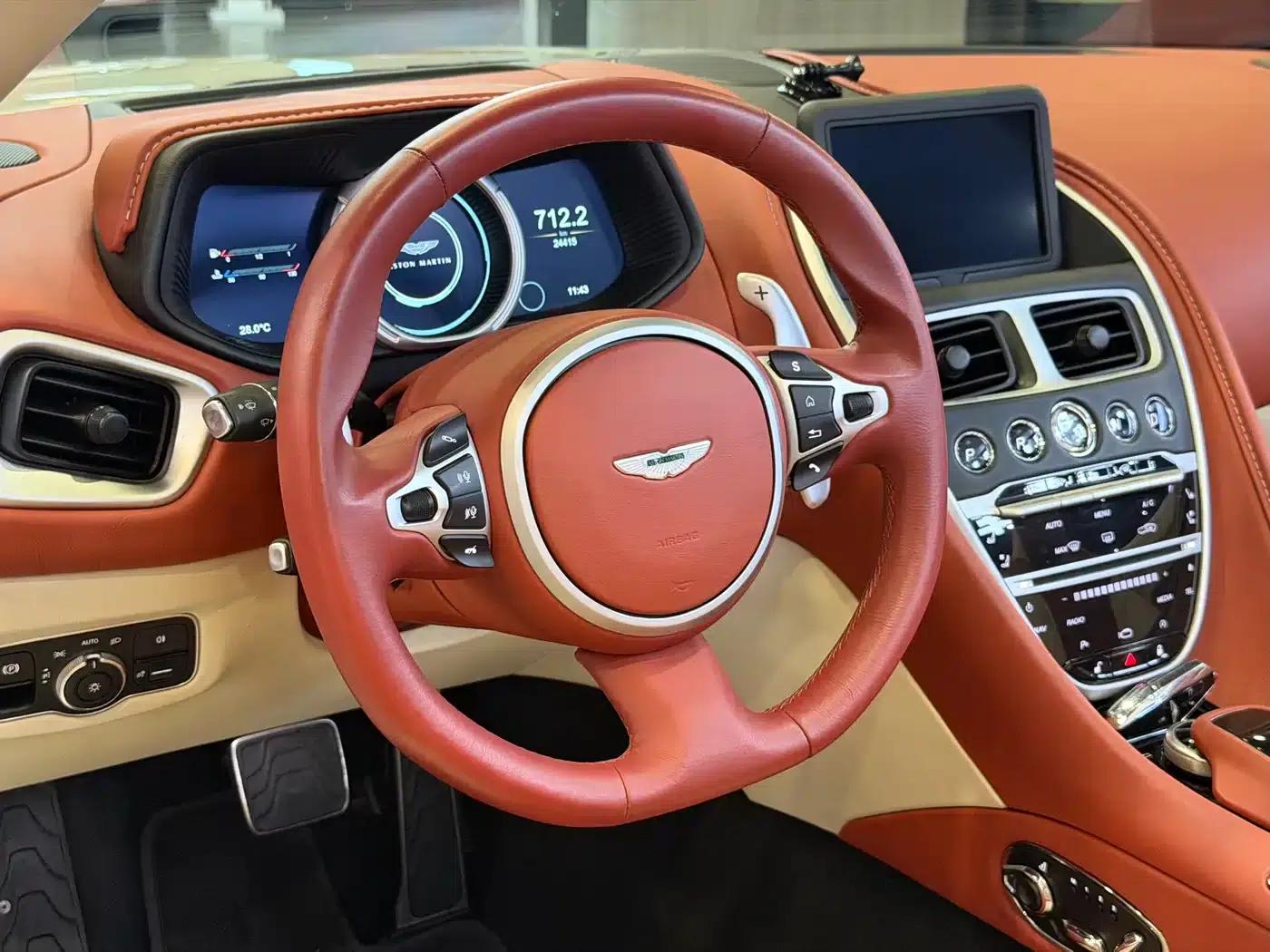 Aston Martin DB11 2019 4.0T V8 Volante — миниатюра 7