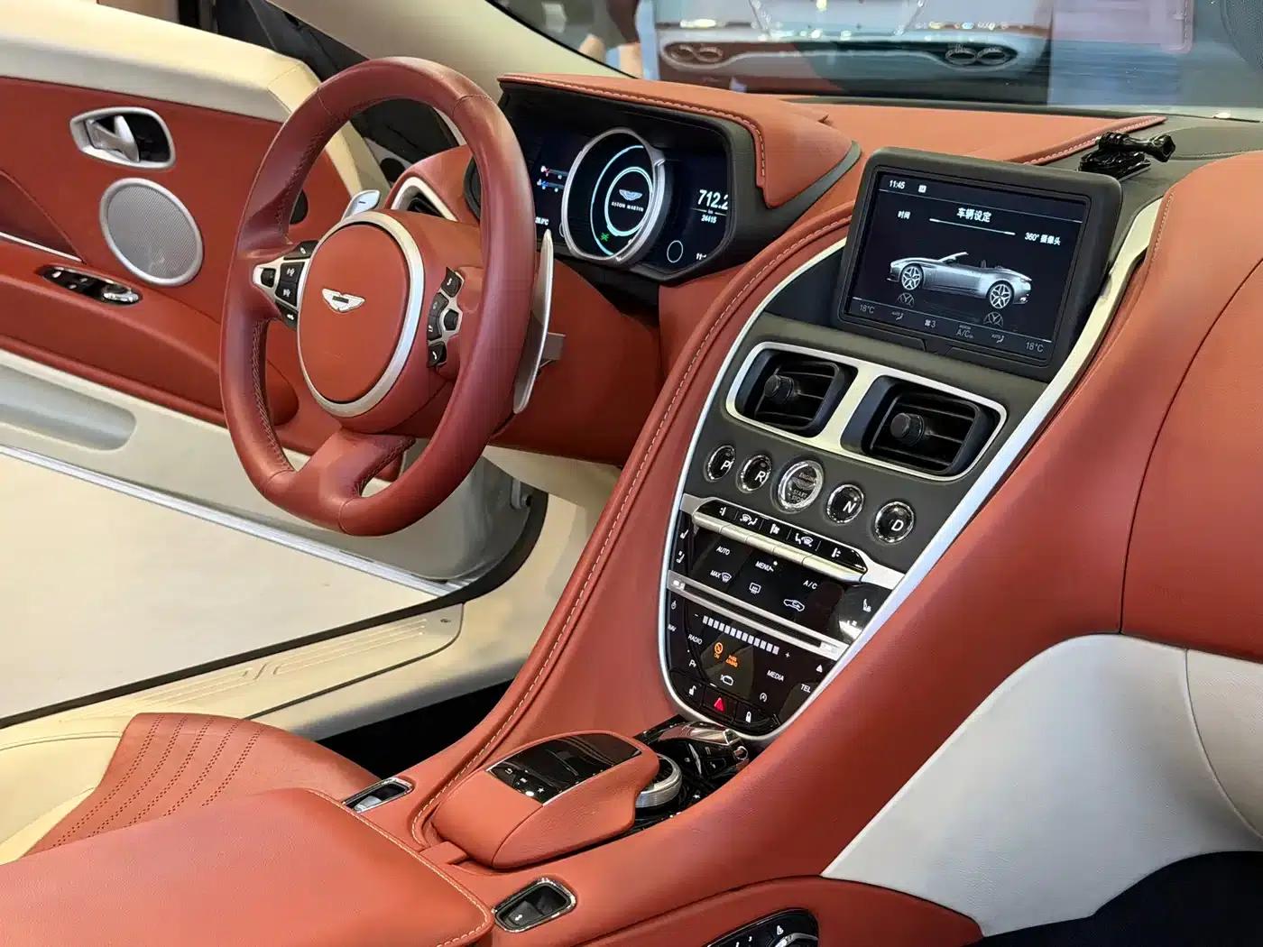 Aston Martin DB11 2019 4.0T V8 Volante — миниатюра 9