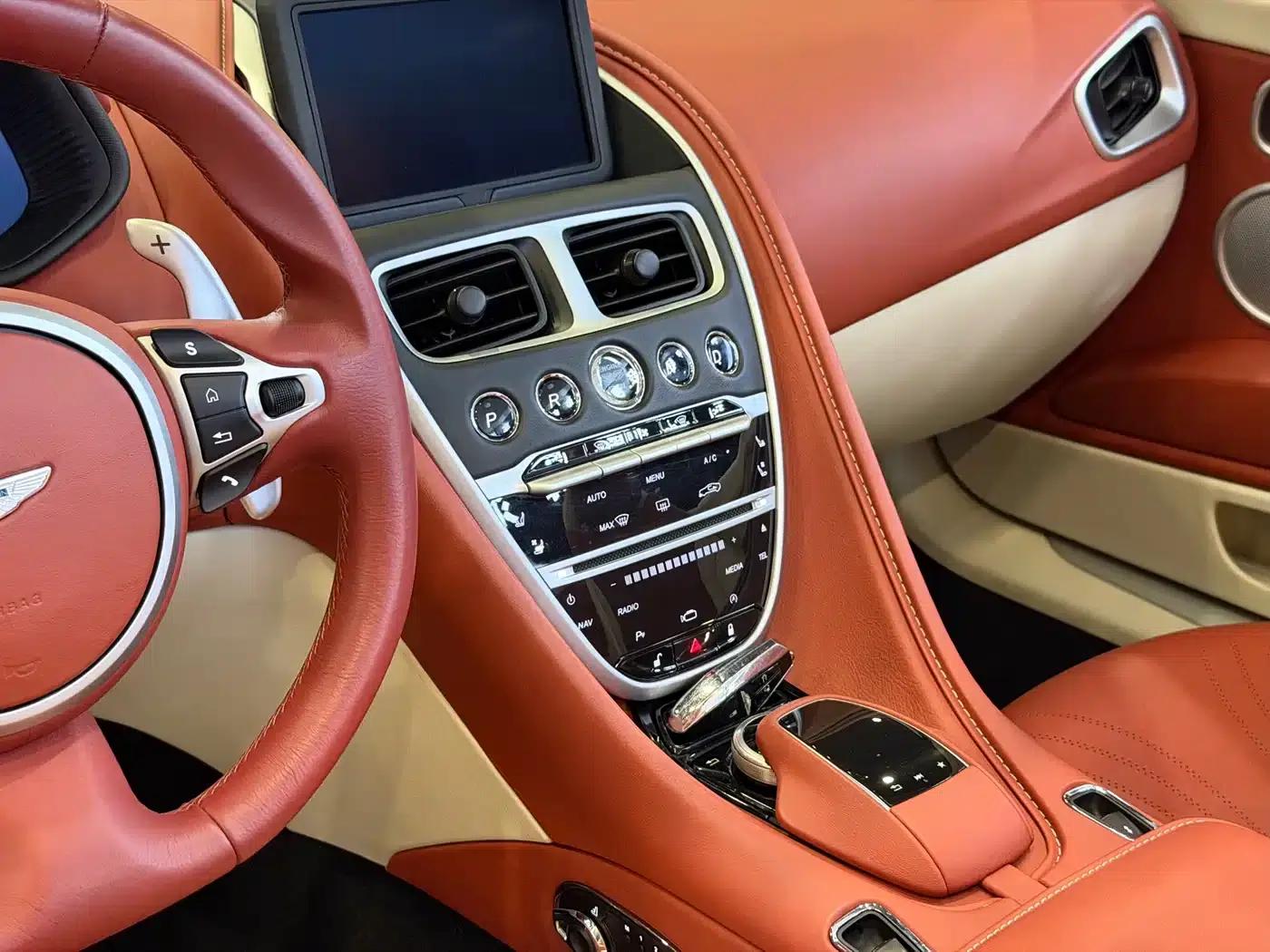 Aston Martin DB11 2019 4.0T V8 Volante — миниатюра 10