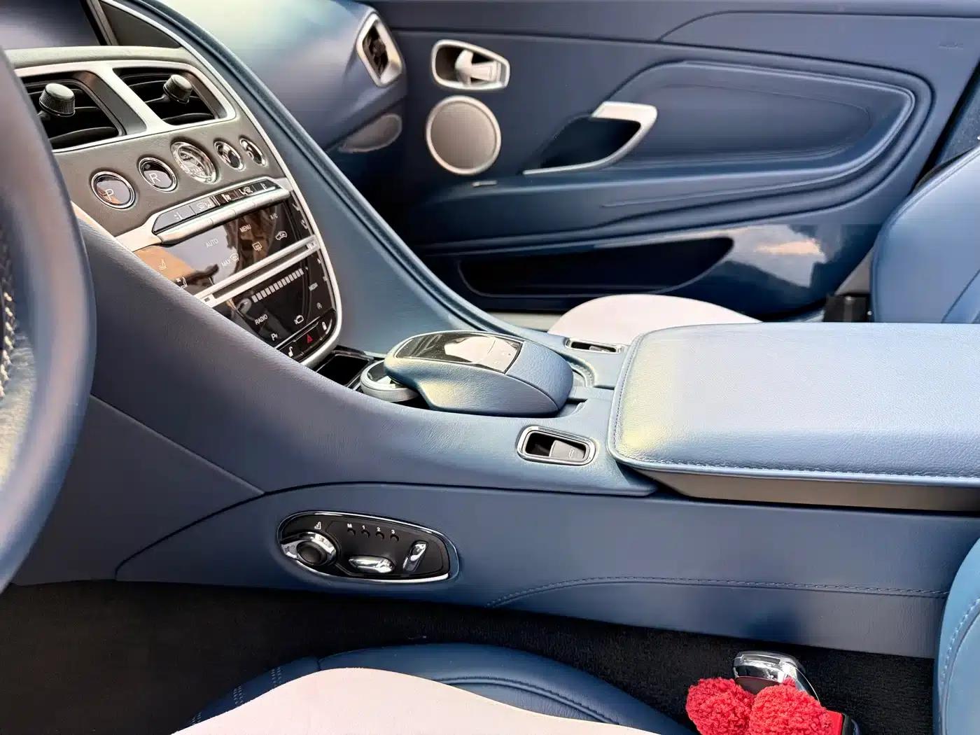 Aston Martin DB11 2020 4.0T V8 Volante — миниатюра 8