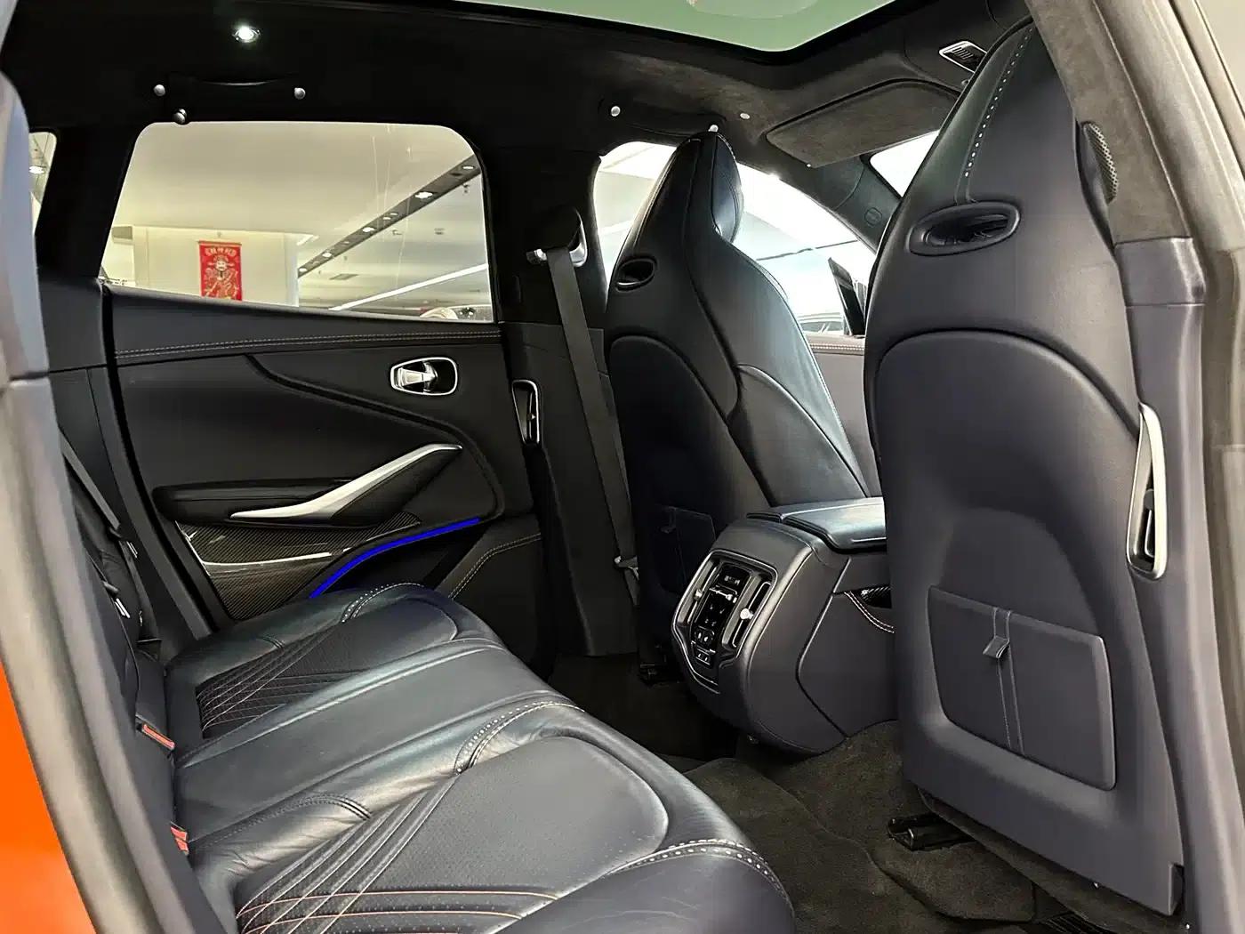 Aston Martin DBX 2021 4.0T V8 Silk Road Edition — миниатюра 15