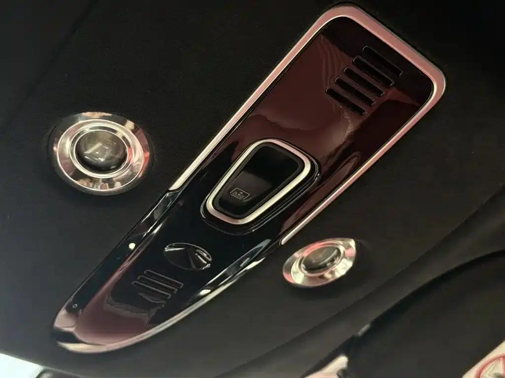 Aston Martin DBX 2020 4.0T V8 1913 First Edition Limited Edition — миниатюра 14