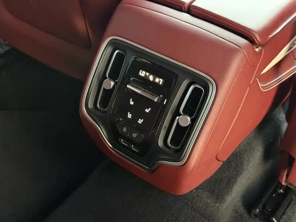 Aston Martin DBX 2020 4.0T V8 1913 First Edition Limited Edition — миниатюра 17