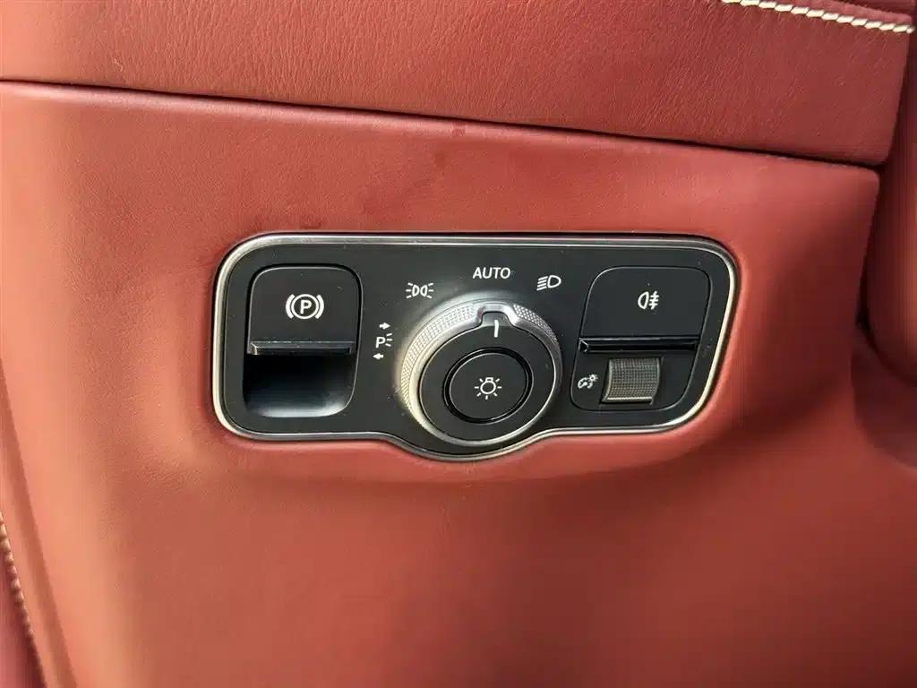 Aston Martin DBX 2020 4.0T V8 1913 First Edition Limited Edition — миниатюра 24