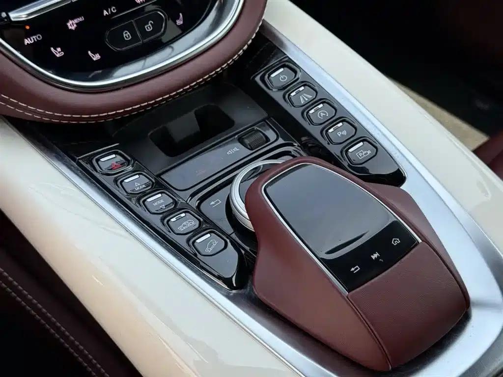 Aston Martin DBX 2020 4.0T V8 1913 First Edition Limited Edition — миниатюра 28