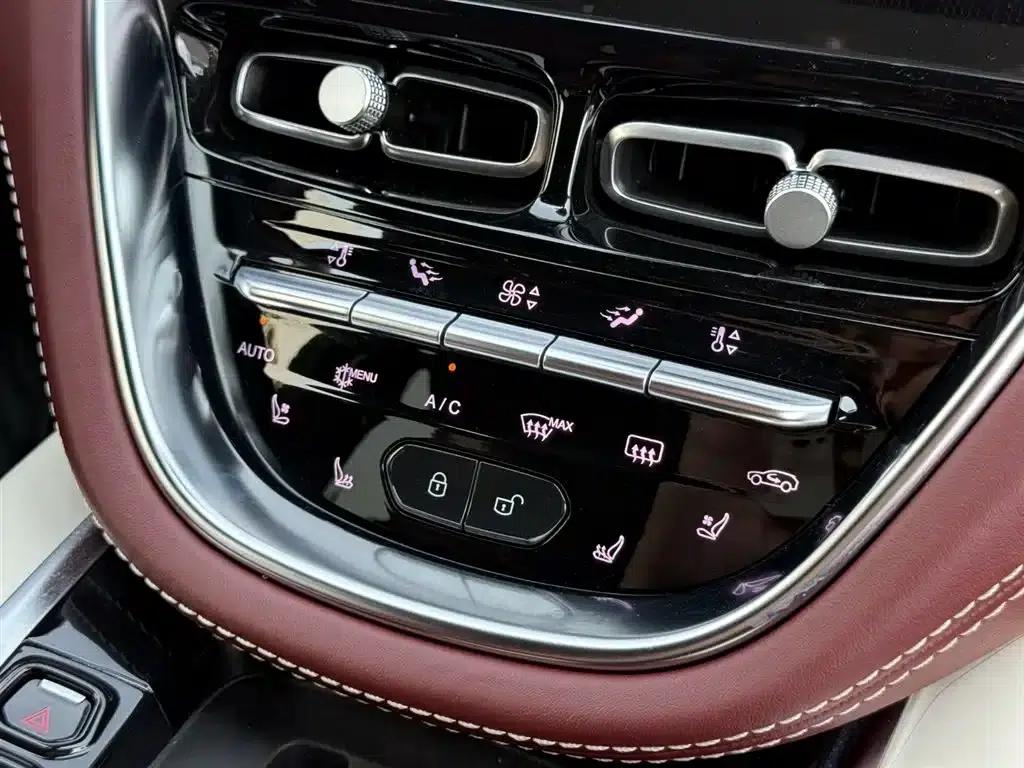 Aston Martin DBX 2020 4.0T V8 1913 First Edition Limited Edition — миниатюра 37