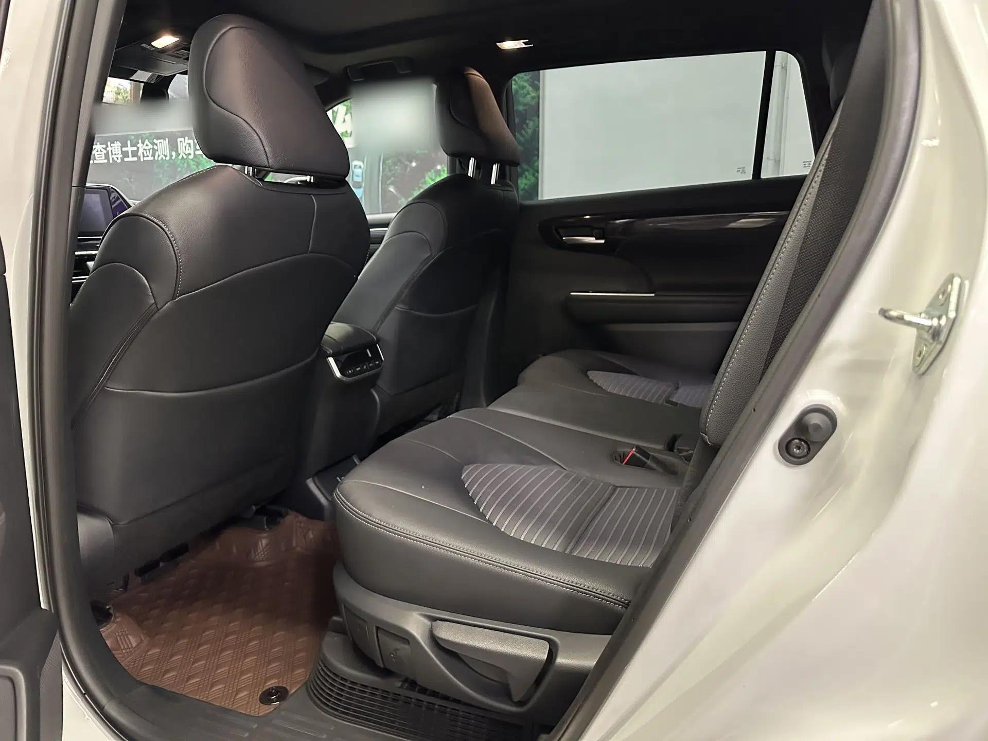 Toyota Crown Kluger 2023 2.5L HEV Four-Wheel Drive Luxury Edition — миниатюра 18