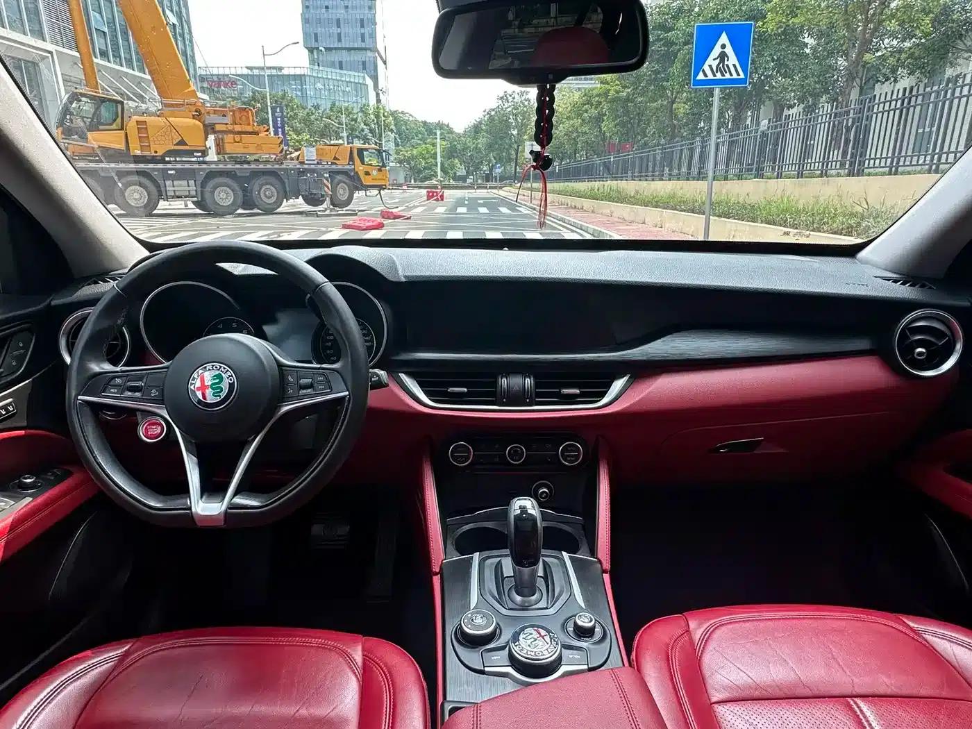 2017 Stelvio 2.0T 200HP Luxury Edition — миниатюра 4