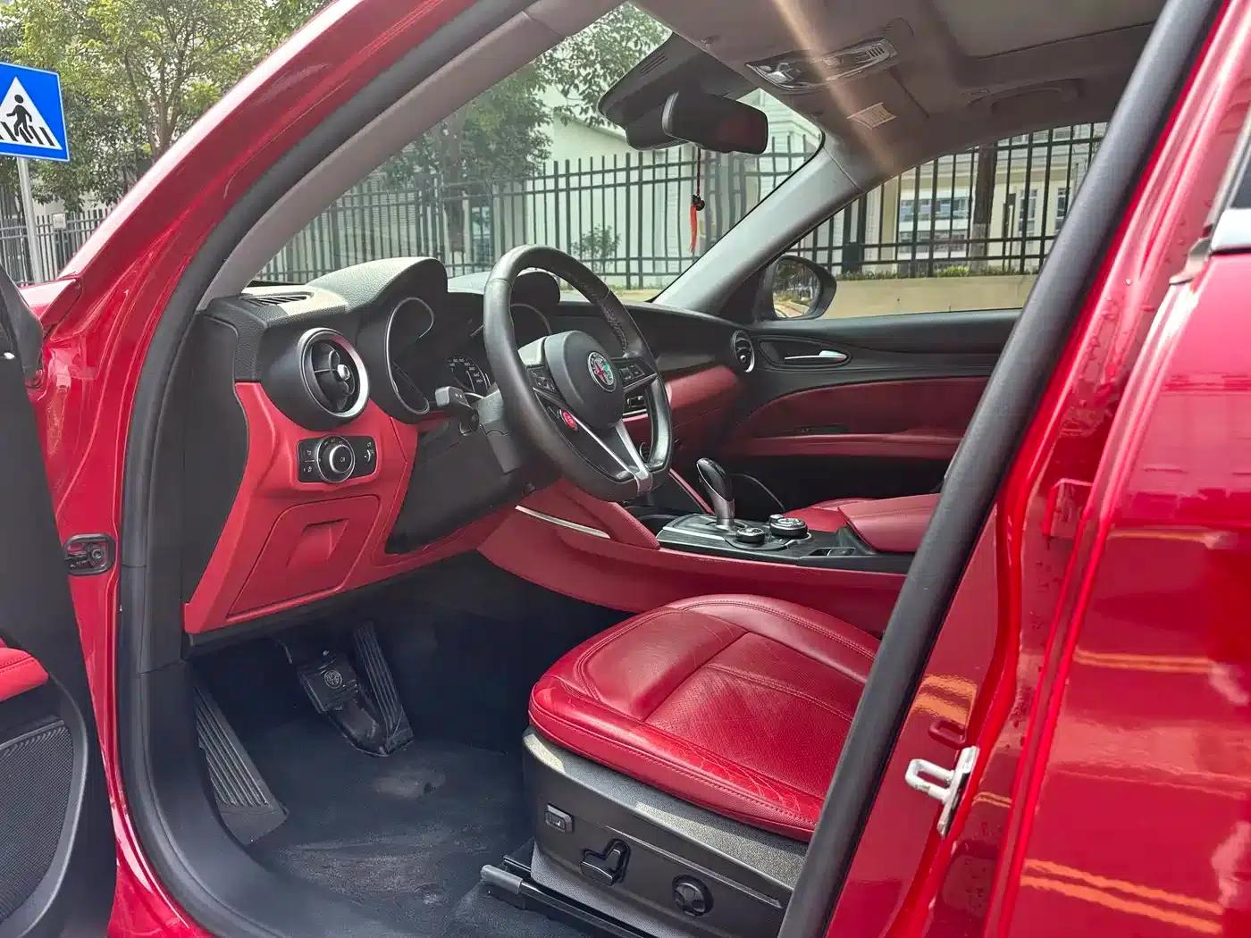 2017 Stelvio 2.0T 200HP Luxury Edition — миниатюра 5