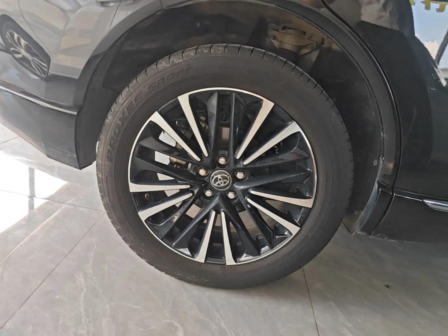 Toyota Venza 2023 2.0L CVT Two-Wheel Drive Prestige Version — миниатюра 11