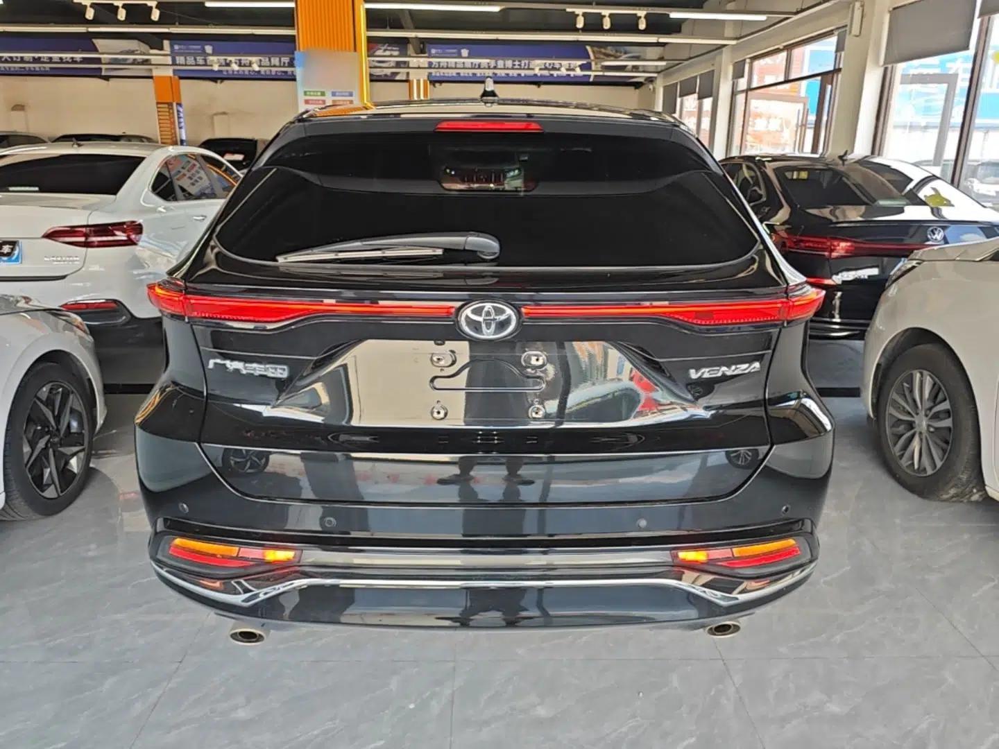 Toyota Venza 2023 2.0L CVT Two-Wheel Drive Prestige Version — миниатюра 5