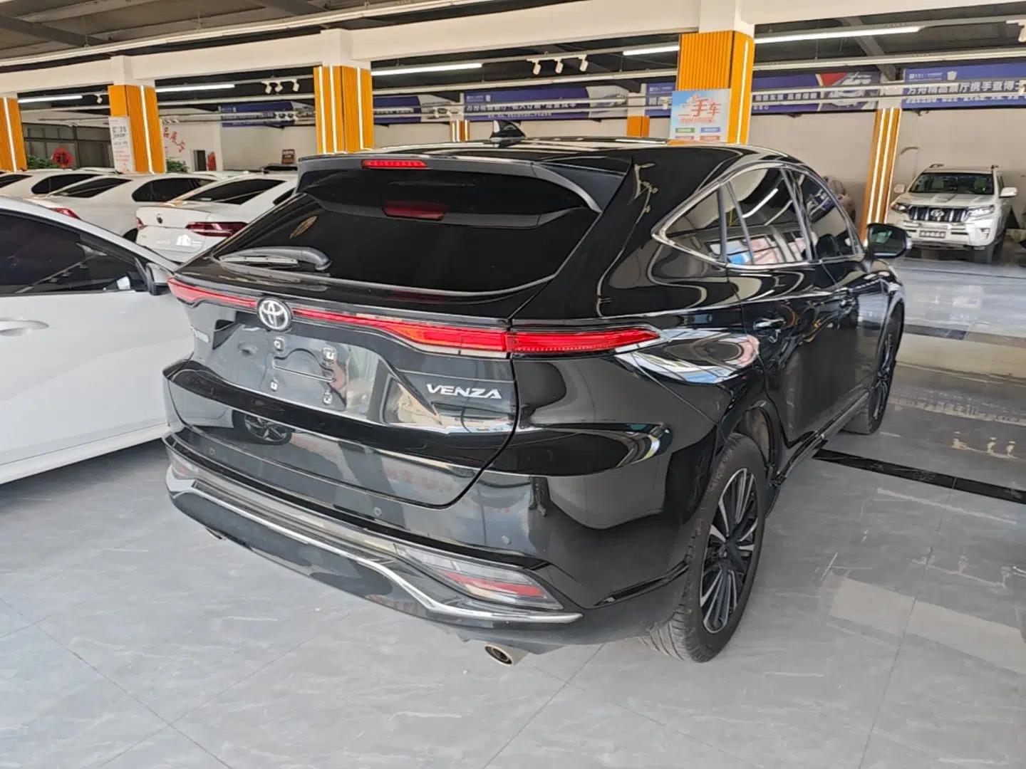 Toyota Venza 2023 2.0L CVT Two-Wheel Drive Prestige Version — миниатюра 6