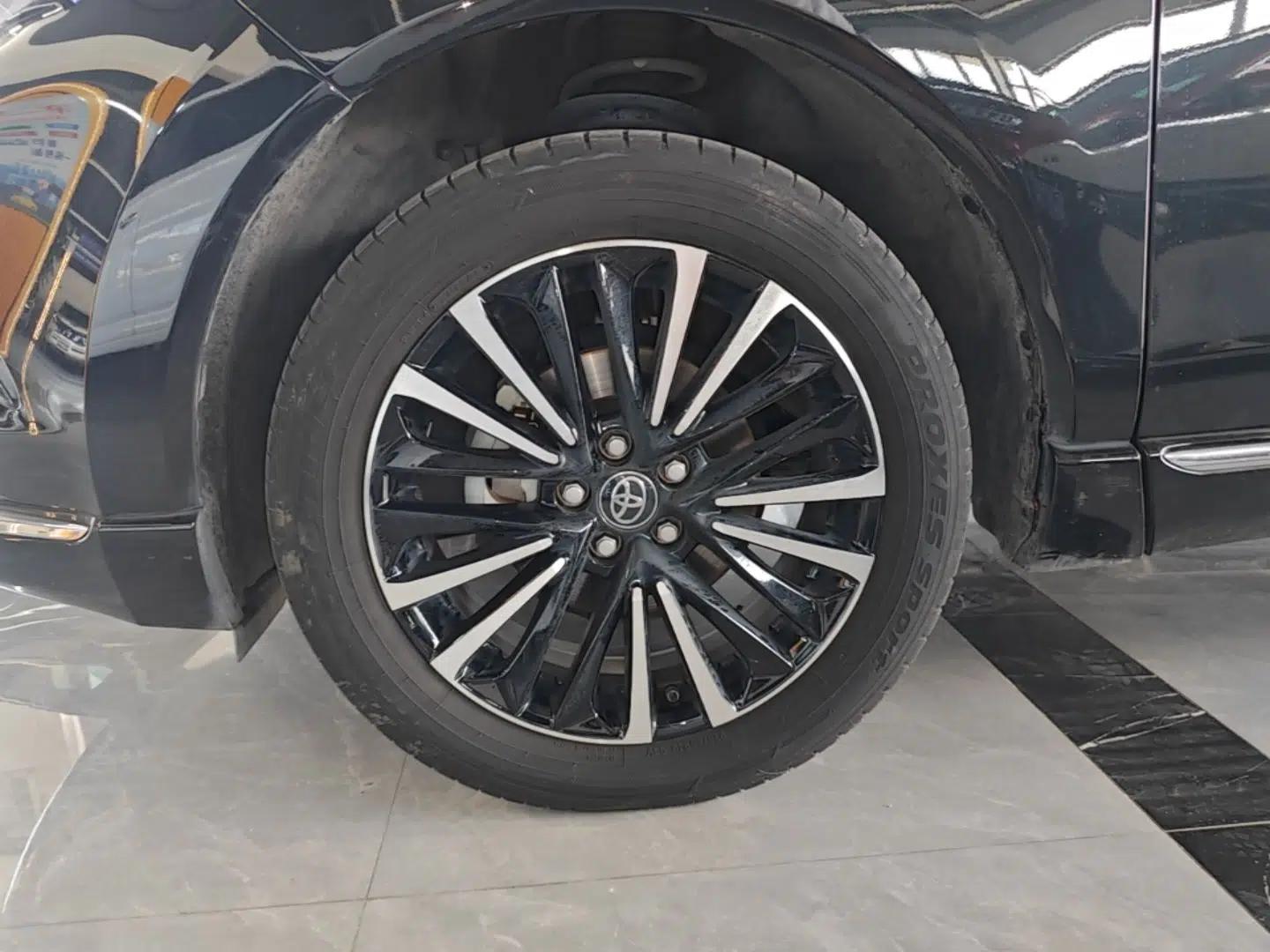Toyota Venza 2023 2.0L CVT Two-Wheel Drive Prestige Version — миниатюра 10
