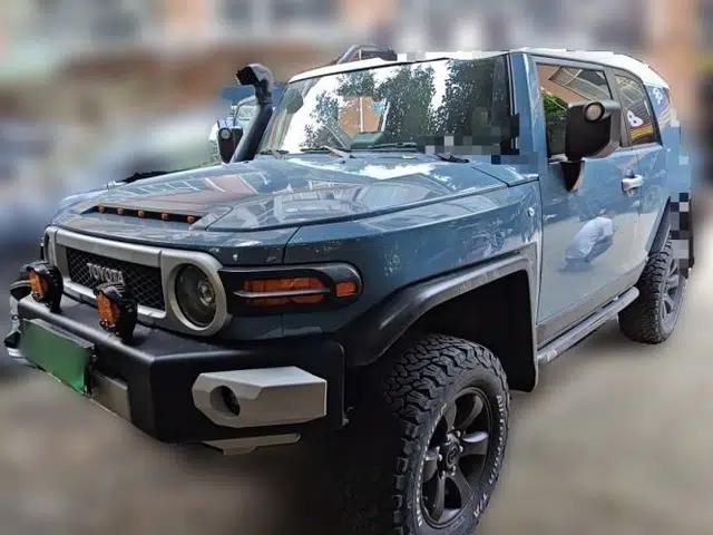 Toyota FJ Cruiser 2019 Toyota FJ Cruiser, 4.0-liter engine, five seats, gasoline, automatic transmission.