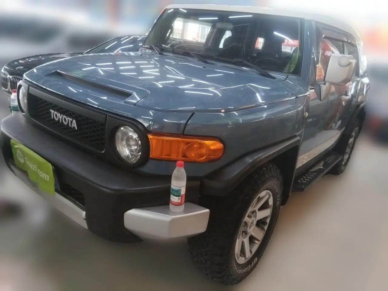 Toyota FJ Cruiser 2017 4.0 Automatic Parallel Import Version — миниатюра 1