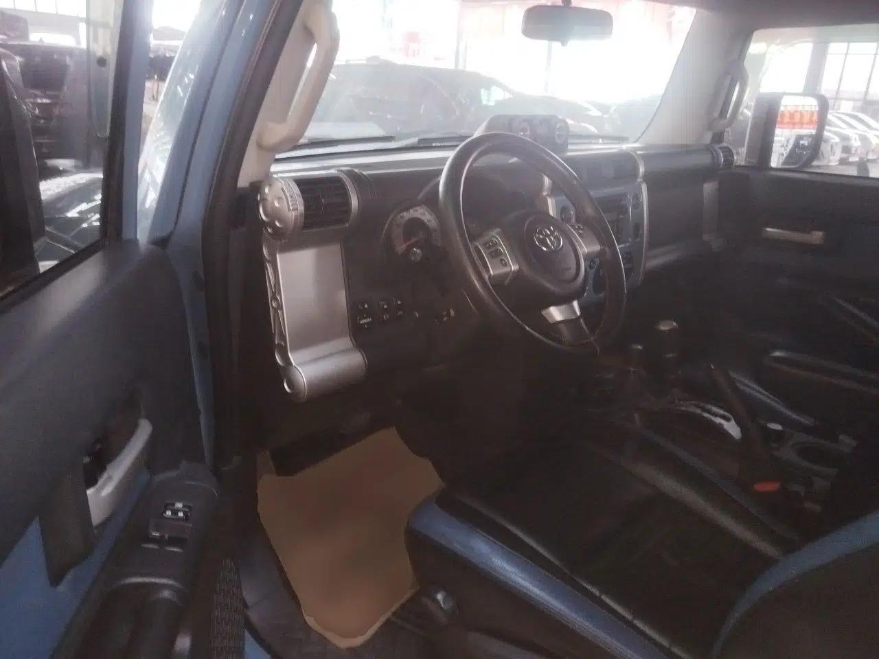 Toyota FJ Cruiser 2017 4.0 Automatic Parallel Import Version — миниатюра 16