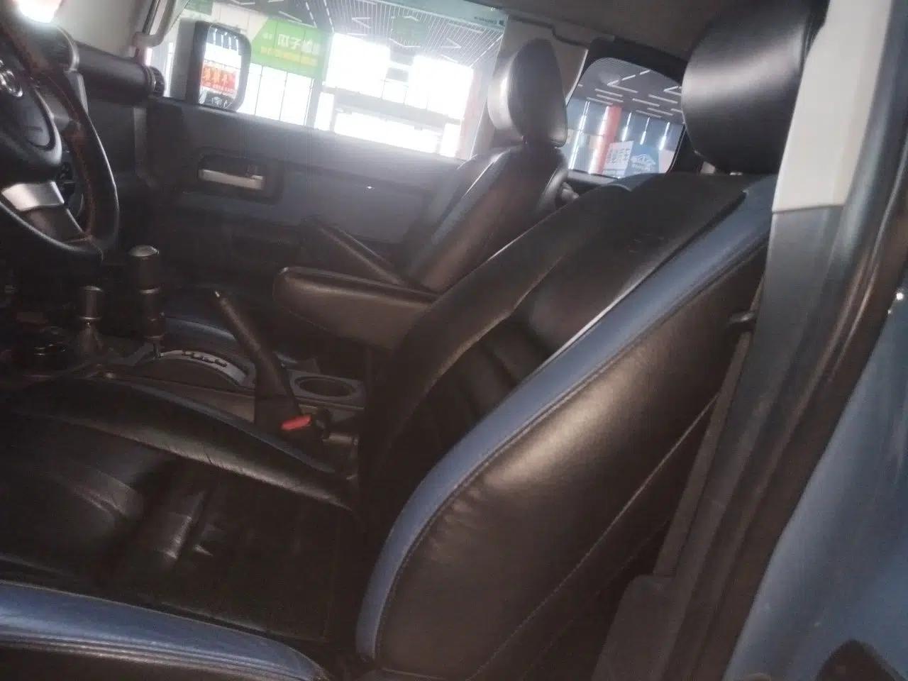Toyota FJ Cruiser 2017 4.0 Automatic Parallel Import Version — миниатюра 17