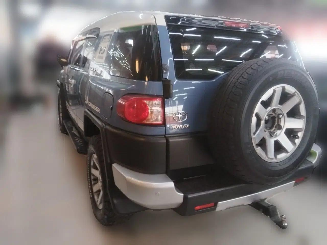 Toyota FJ Cruiser 2017 4.0 Automatic Parallel Import Version — миниатюра 4